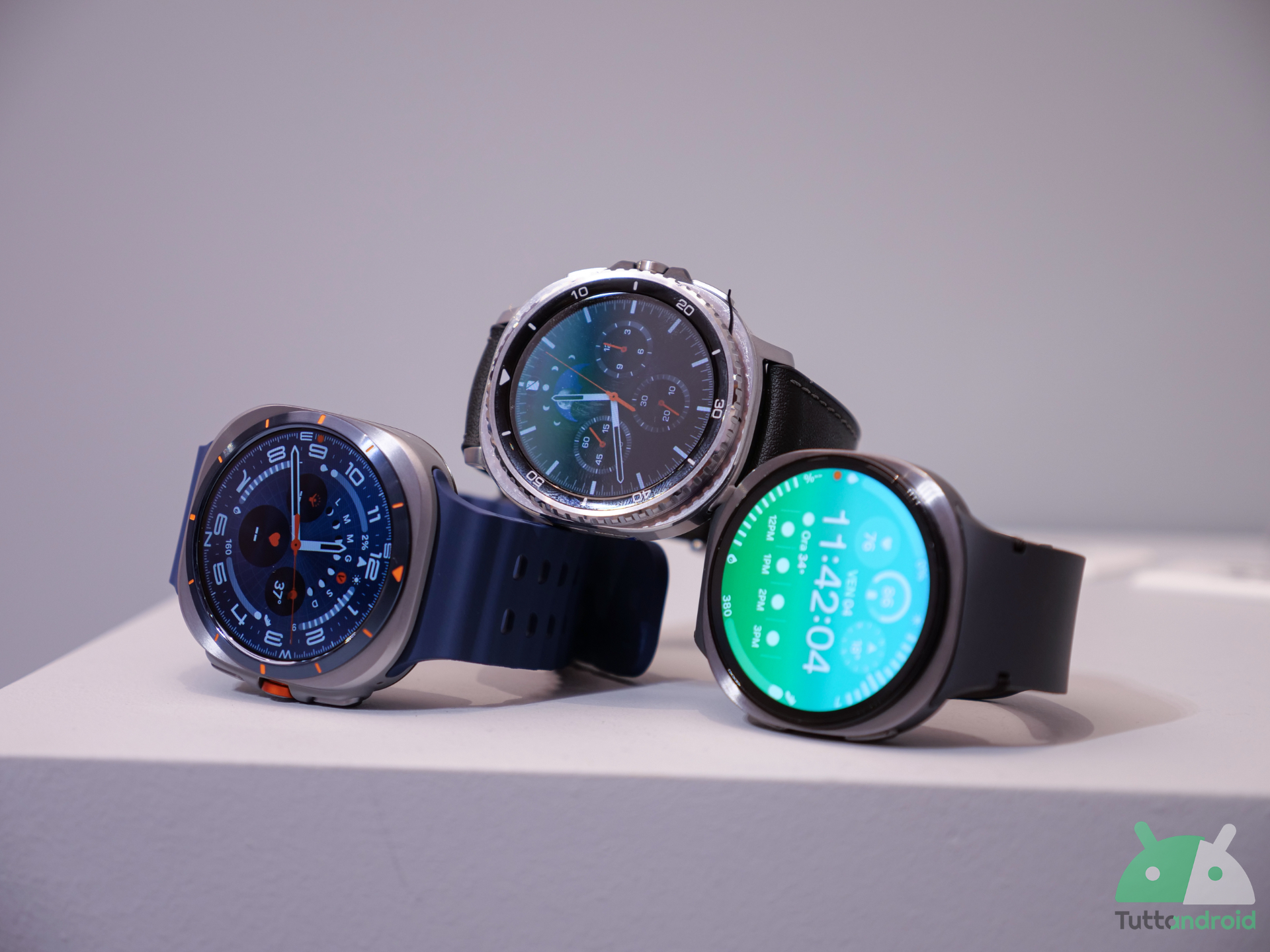samsung lancia galaxy watch8 e galaxy watch8 classic il modello ultra si tinge di blu