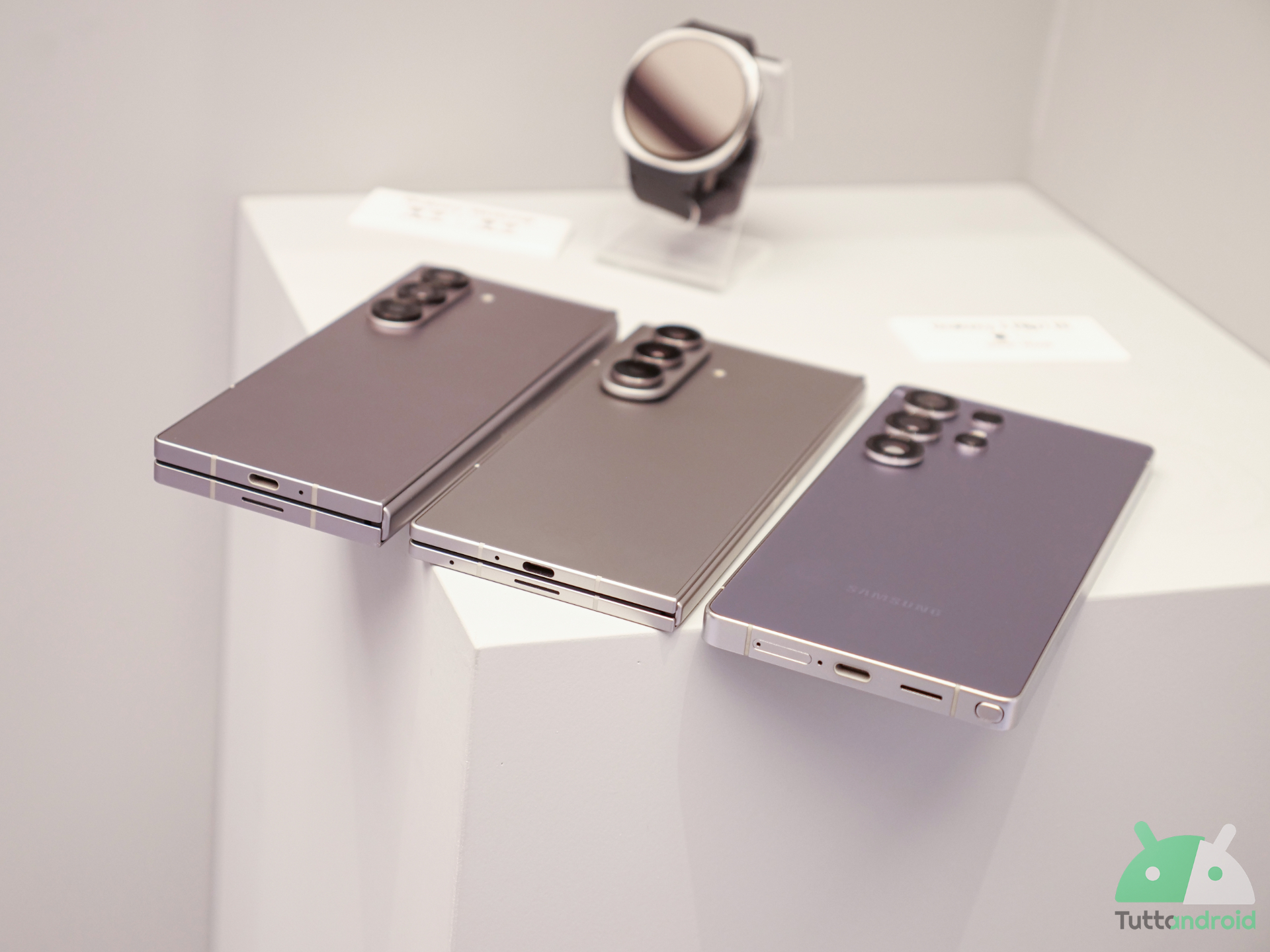 samsung starebbe pensando a smartphone galaxy con magneti integrati senza ricarica cablata