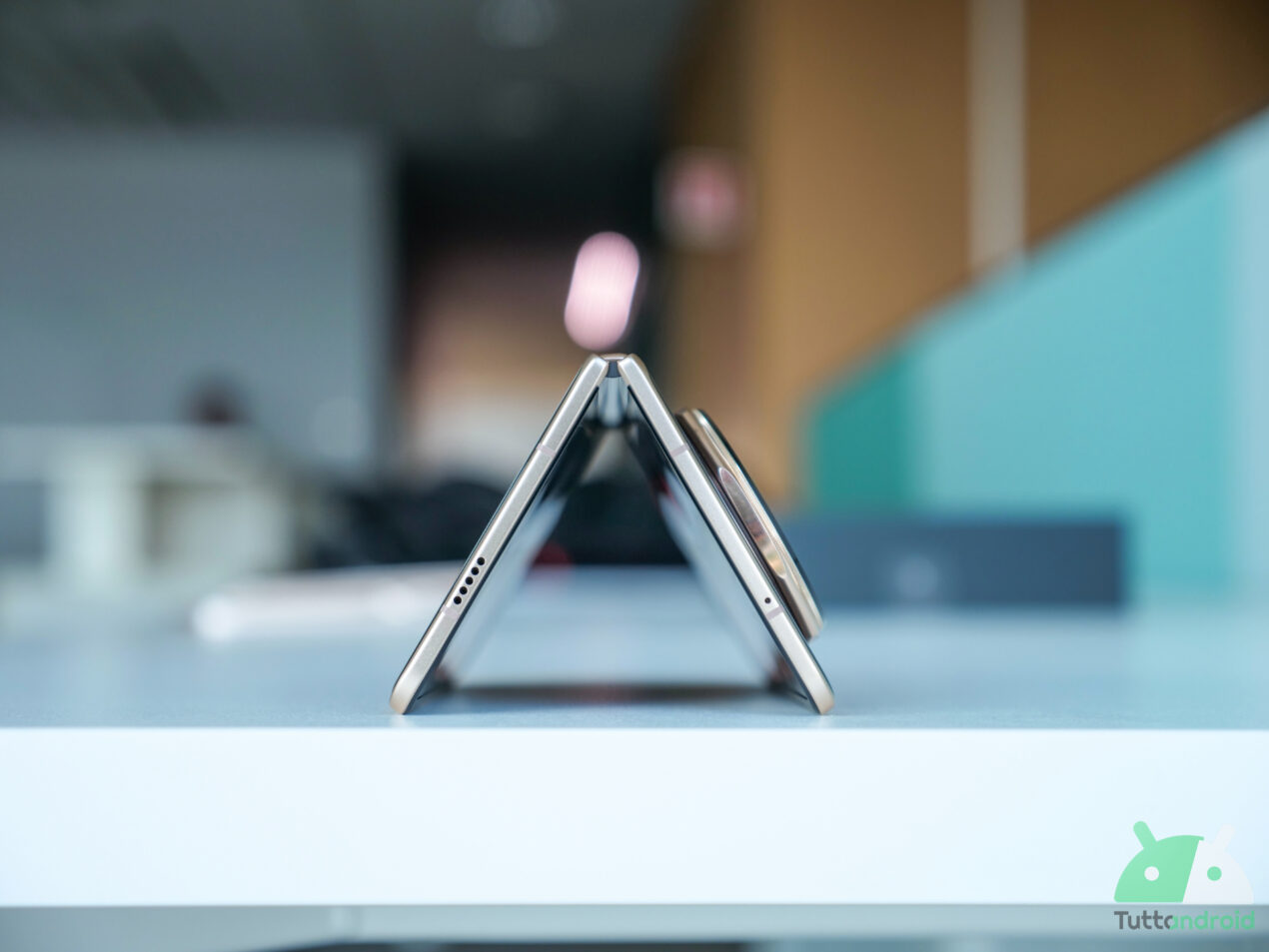HONOR Magic V5 porta l'IA nei pieghevoli di nuova generazione con Snapdragon 8 Elite