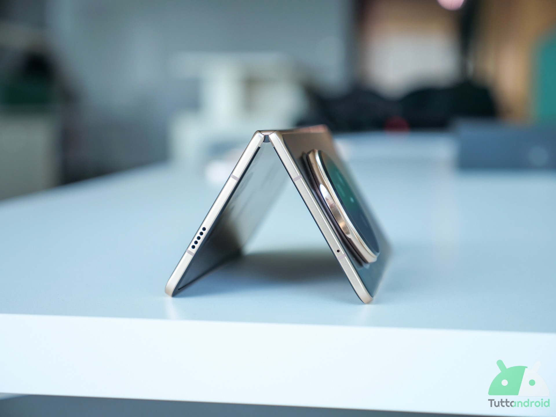 HONOR Magic V5: il nuovo smartphone pieghevole più sottile al mondo (video anteprima) HONOR Magic V5: il nuovo smartphone pieghevole più sottile al mondo (video anteprima)