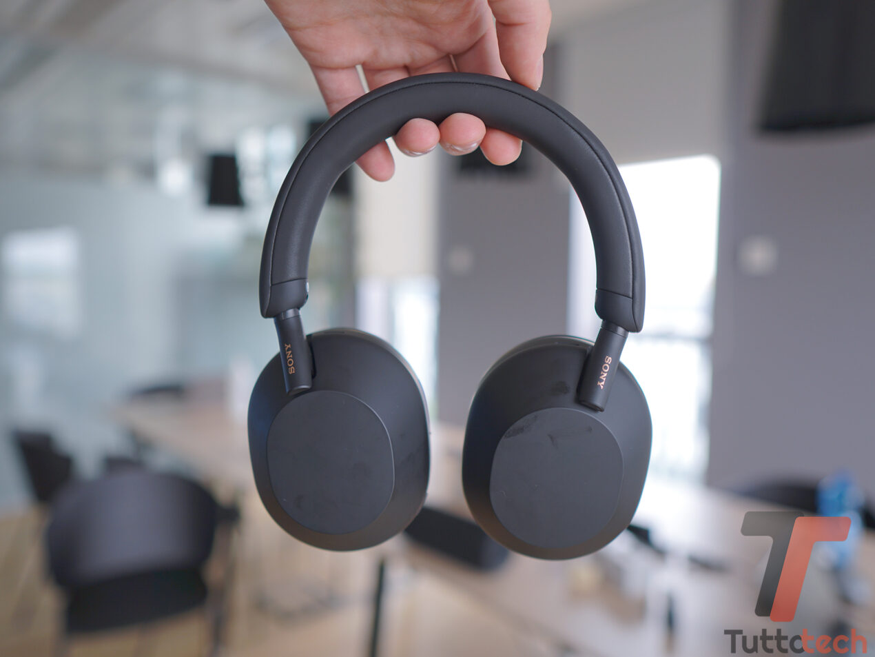 Una grave falla di sicurezza mette a rischio cuffie Sony, JBL e Bose