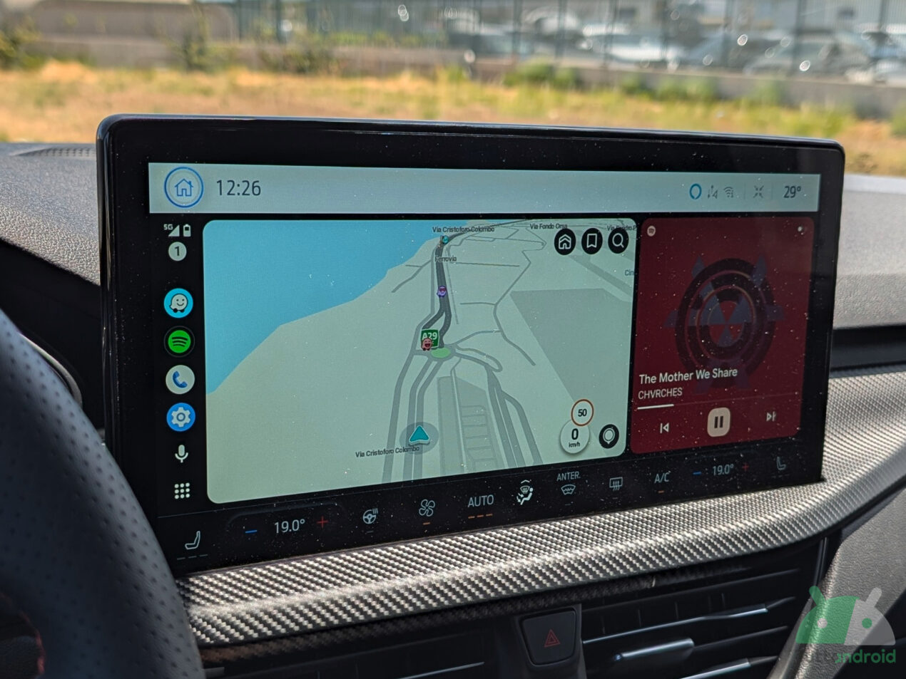 Google ci riprova e testa il ritorno della visuale centrata per Maps su Android Auto