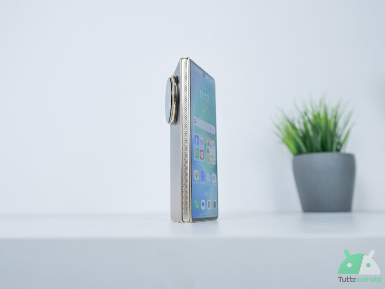 Le batterie delle auto elettriche stanno rivoluzionando gli smartphone: il caso Honor Magic V5