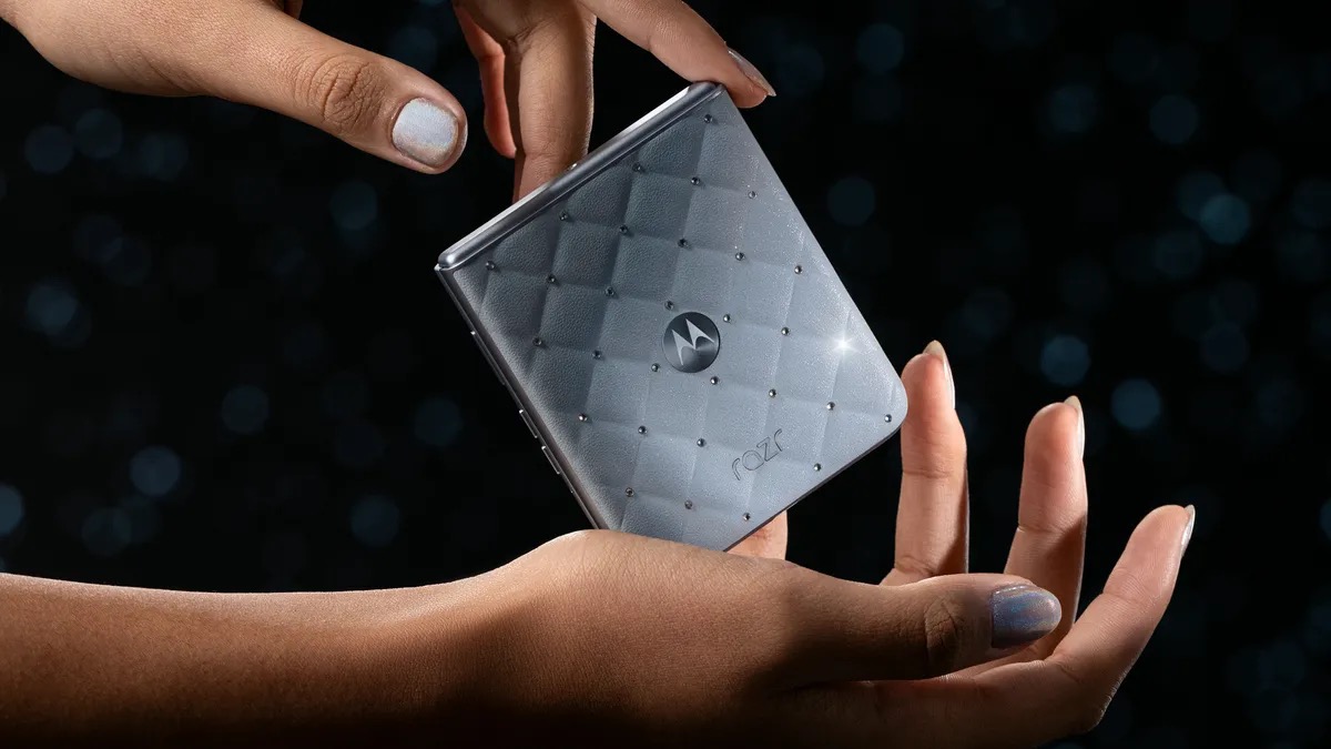 Motorola annuncia la nuova collezione Razr 60 e Buds Loop in collaborazione con Swarovski Motorola annuncia la nuova collezione Razr 60 e Buds Loop in collaborazione con Swarovski