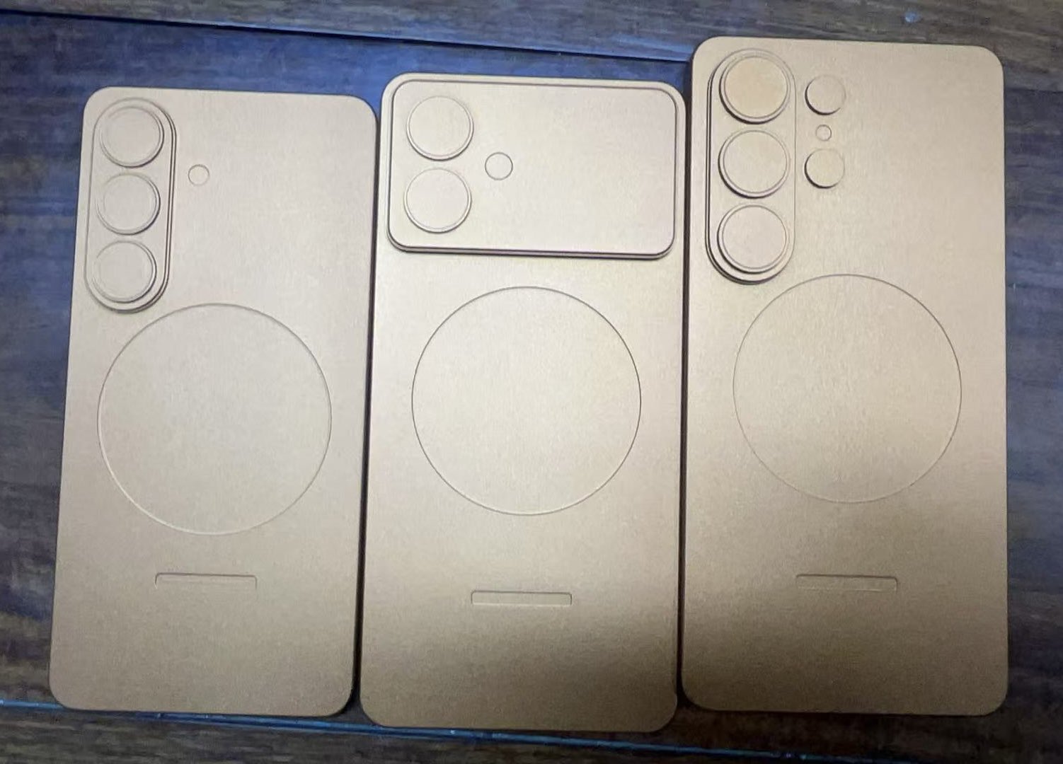 Samsung Galaxy S26: nuove info leak svelano un design ispirato a Apple e il supporto Qi2 Samsung Galaxy S26: nuove info leak svelano un design ispirato a Apple e il supporto Qi2