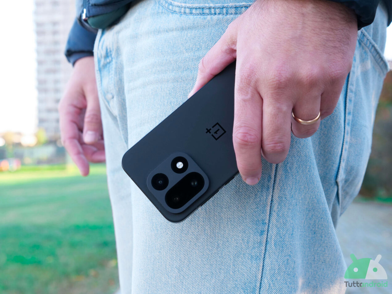 Un leak svela le caratteristiche di OnePlus 15T (o 15s)