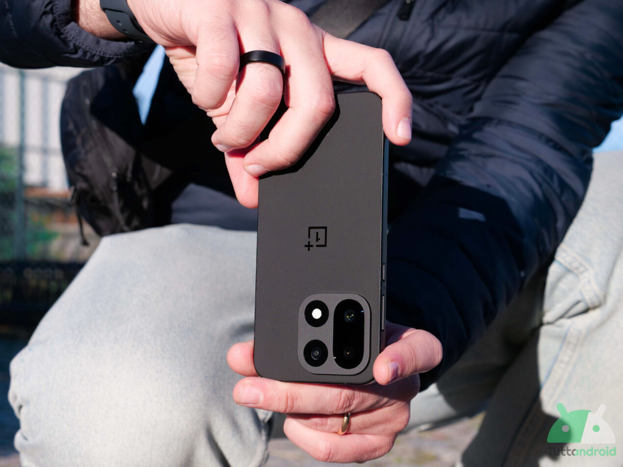 OnePlus 15 si aggiorna di nuovo e accoglie diversi miglioramenti, oltre a nuove patch