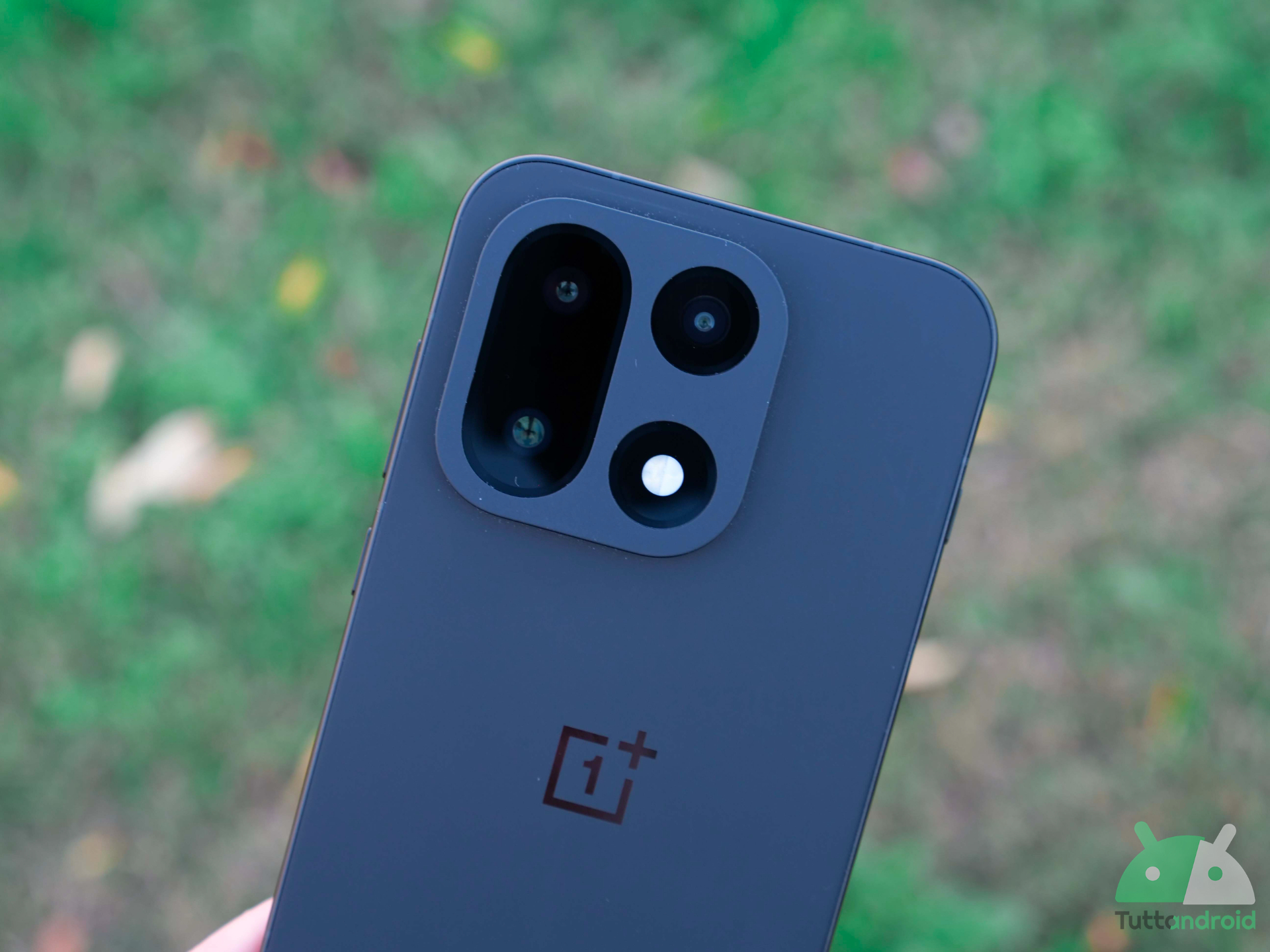 OnePlus 15R punterà su resistenza estrema e sensore ultrasonico da top di gamma OnePlus 15R punterà su resistenza estrema e sensore ultrasonico da top di gamma