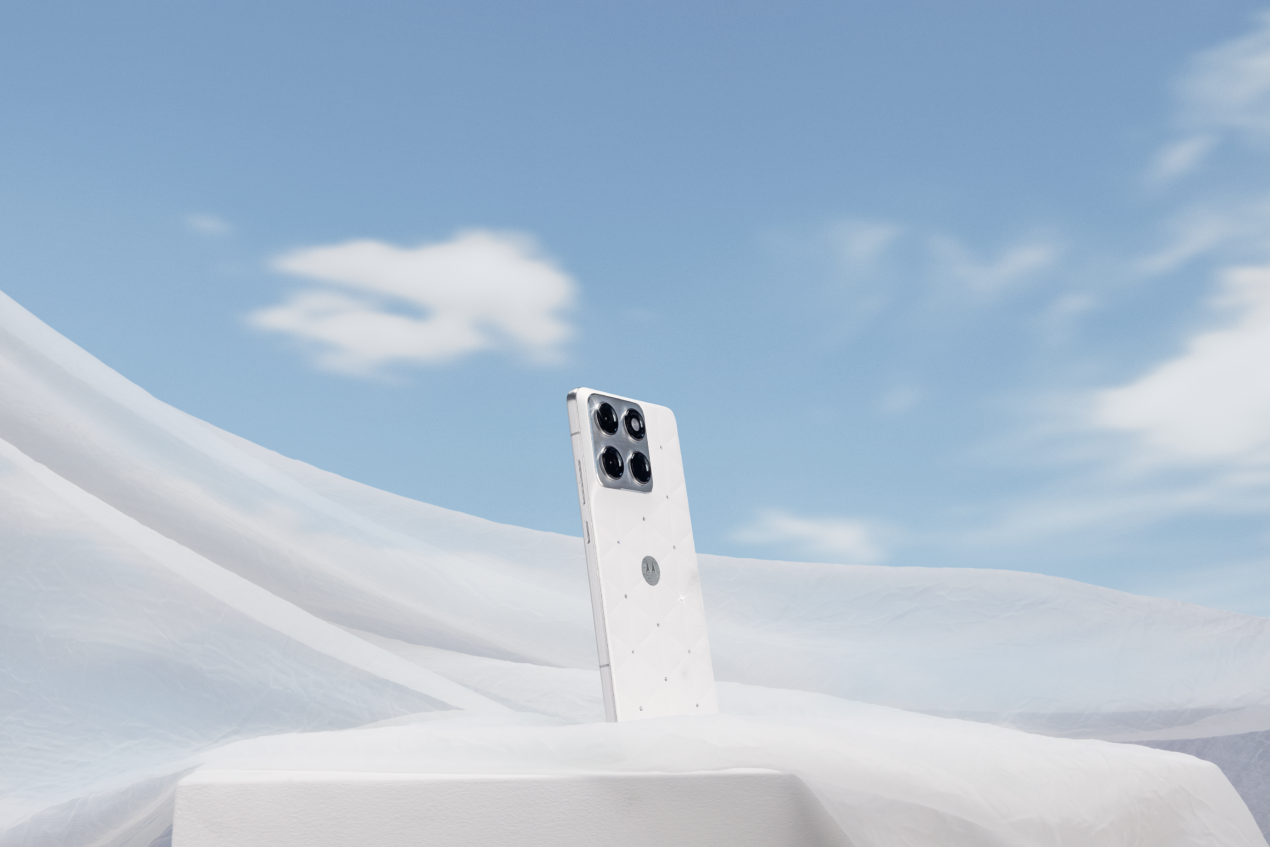 Motorola Edge 70 diventa iconico: arriva l'edizione Pantone 2026 con cristalli Swarovski