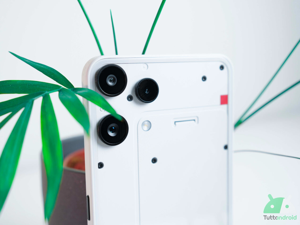 Nothing Phone (3) sfida i top: Glyph Matrix, Snapdragon 8s e 7 anni di update in offerta
