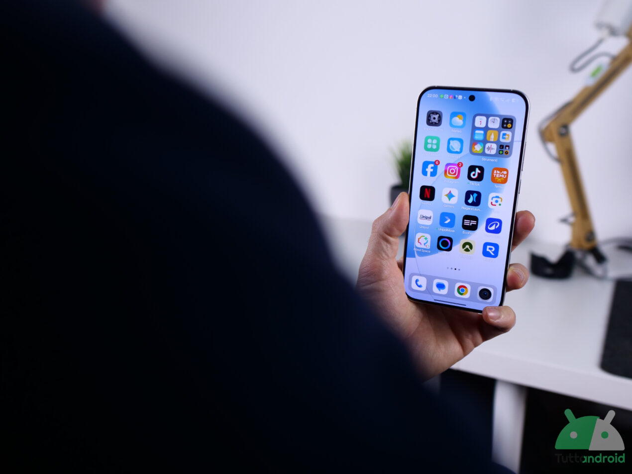 Smartphone a scuola: approccio educativo o divieto totale? Il dibattito si sposta anche sulla 