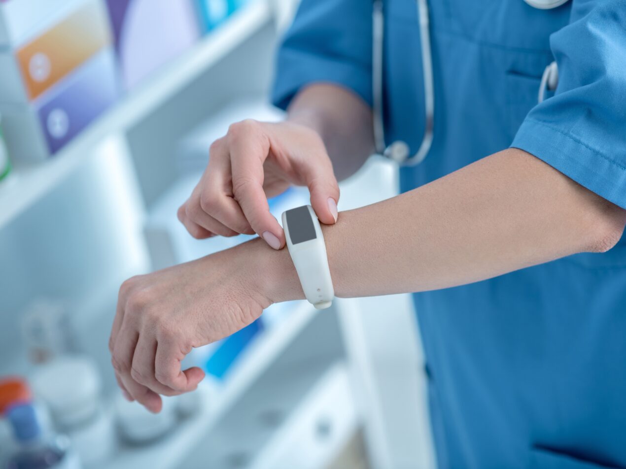 Consegnati i primi dispositivi SOS per medici e infermieri a Roma, Ostia e Latina