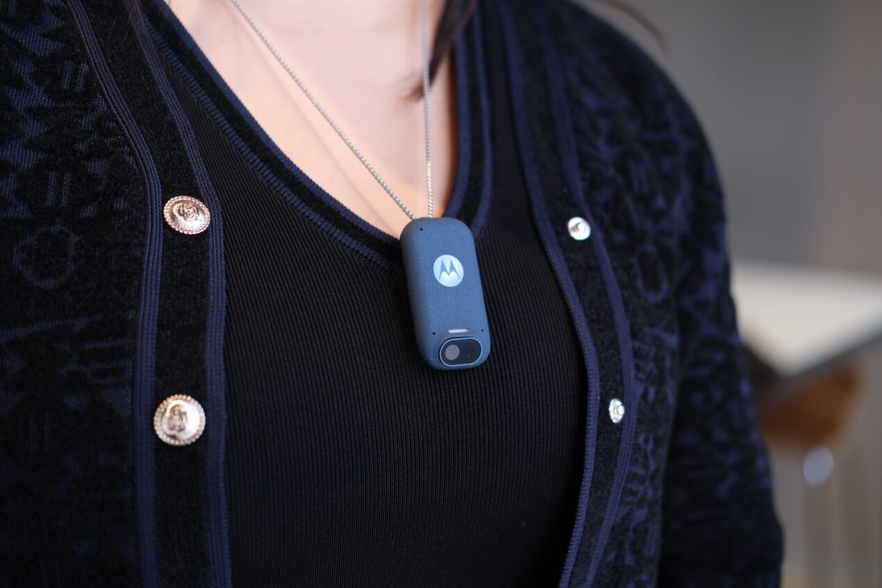 Motorola lavora a un dispositivo AI indossabile e le immagini sono già trapelate