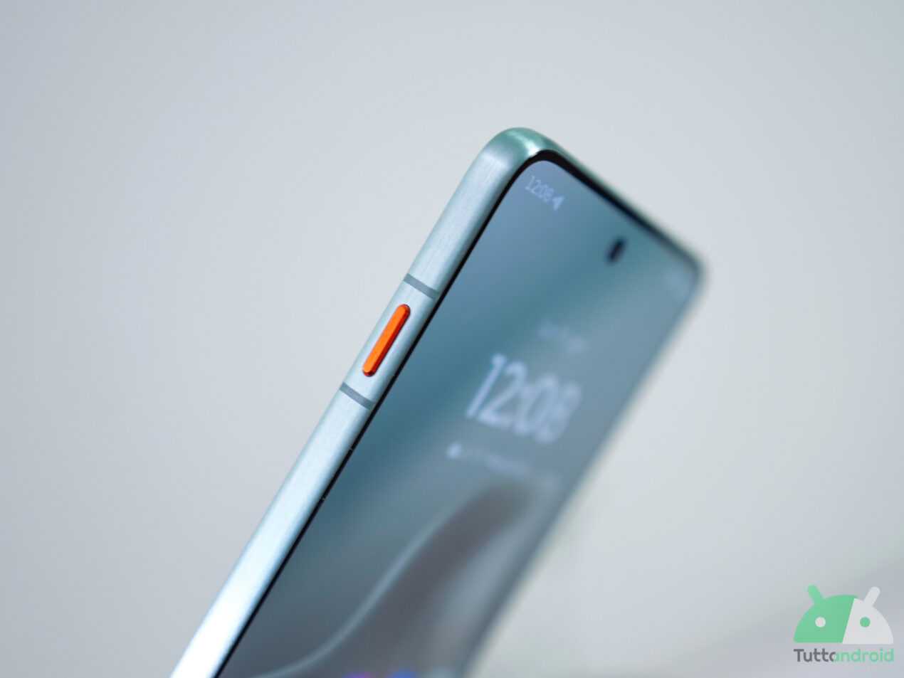 Batteria al silicio-carbonio e design ultra-sottile: Motorola Edge 70 è in offerta al minimo