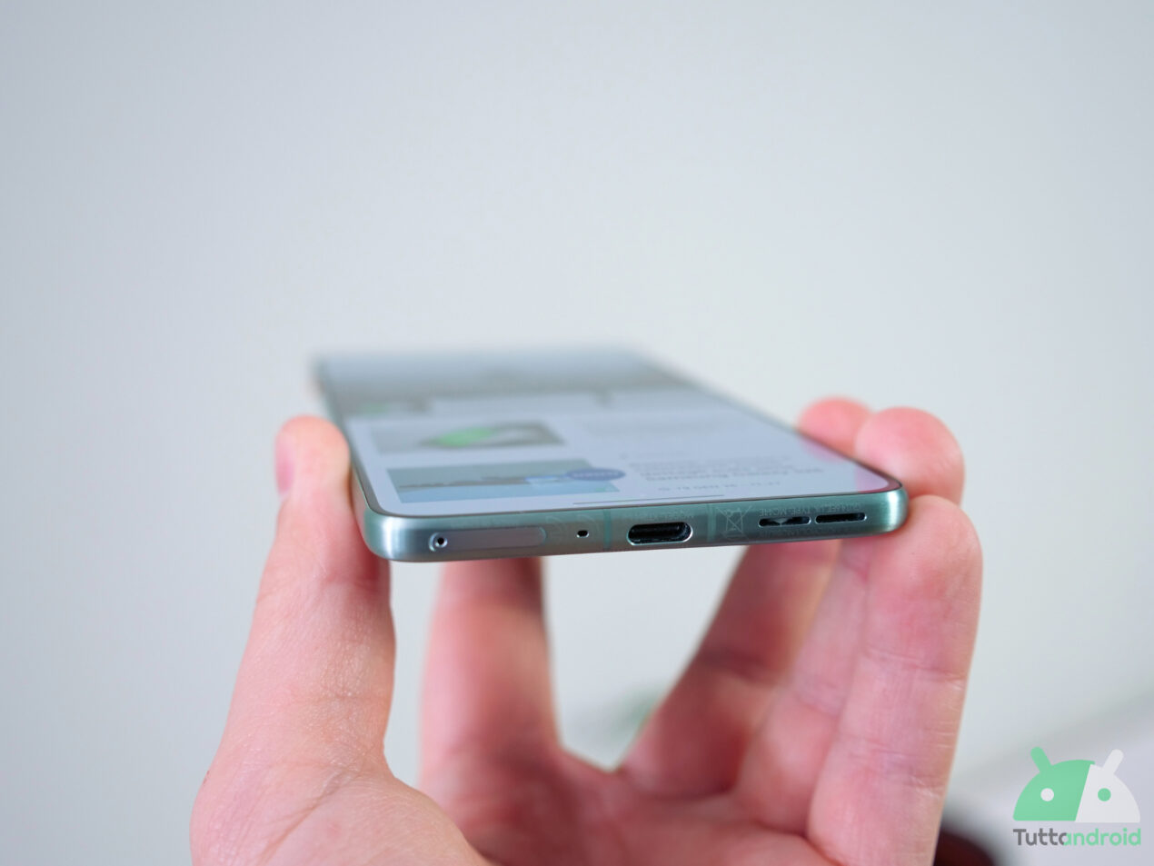 Design da record e display da 4500 nit: Motorola Edge 70 è in offerta sotto i 500€