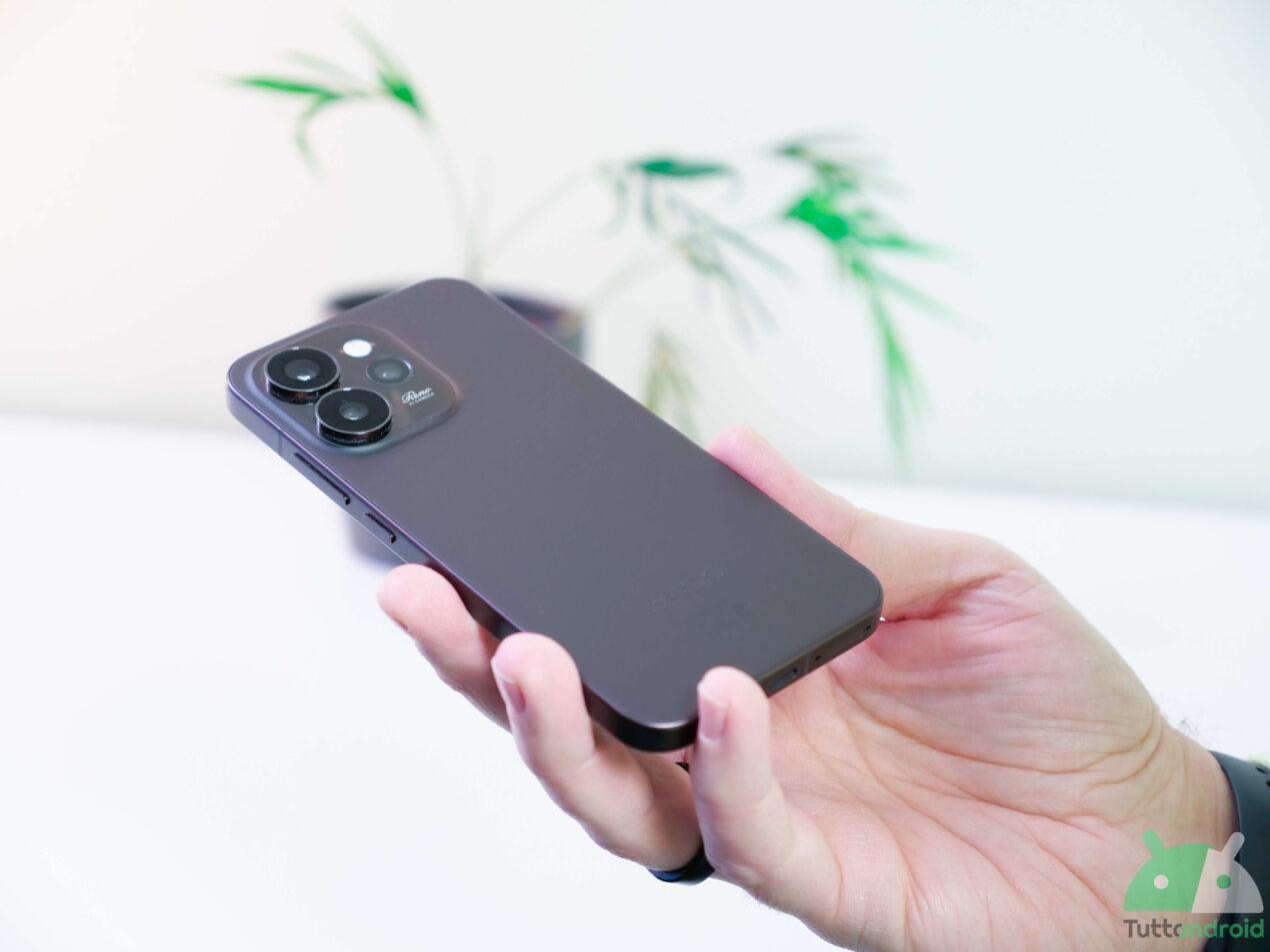 OPPO Reno15 Pro 5G in offerta su eBay: il compatto da 6200 mAh scende a 614€