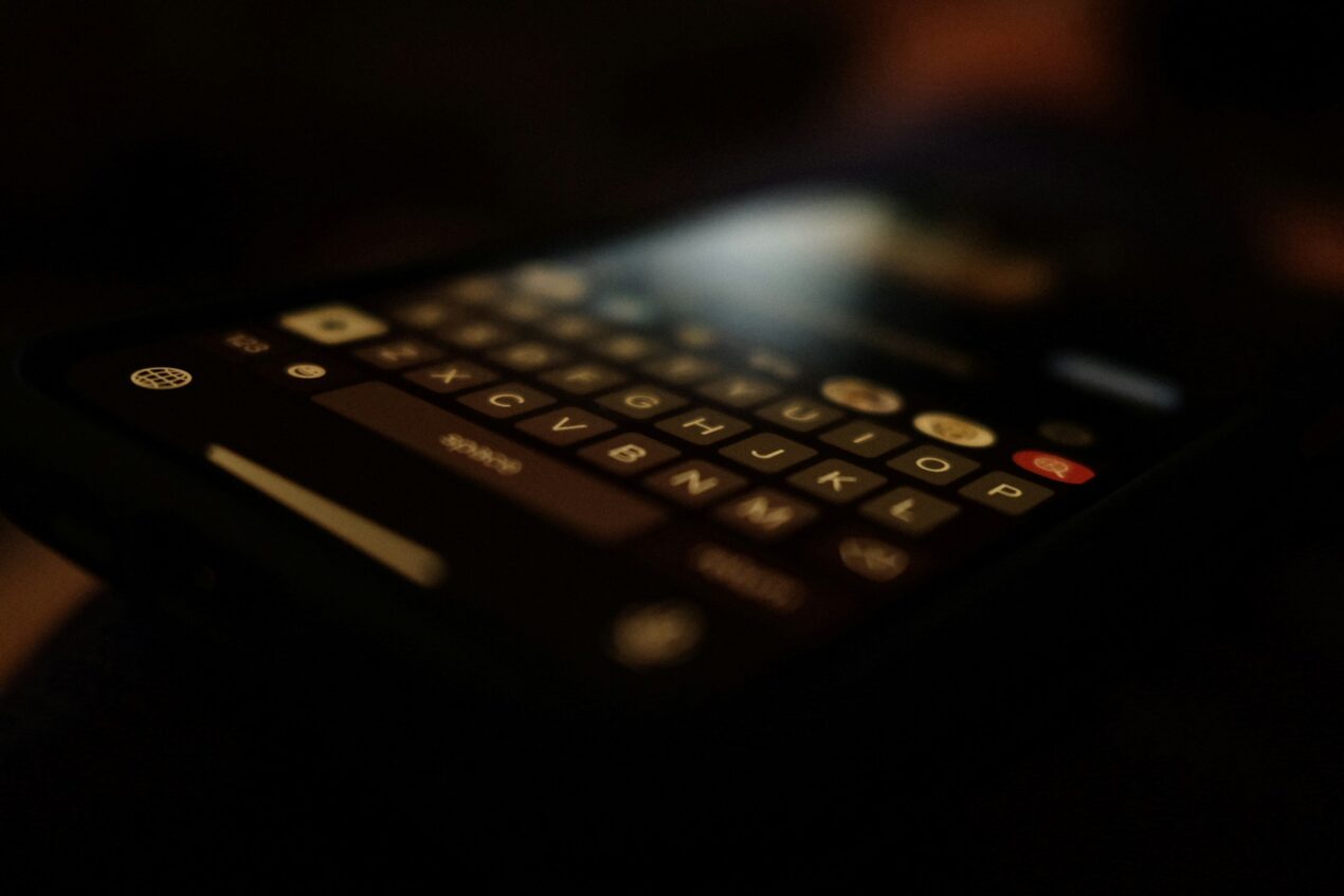 Niente smartphone a portata di mano di notte: ecco perché ne guadagniamo in salute