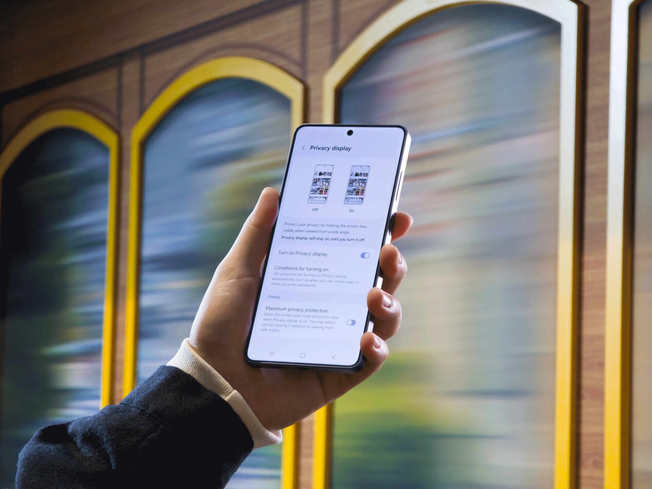 Galaxy S26 Ultra introduce il Privacy Display: lo schermo che si oscura di lato