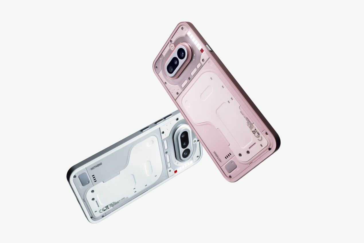 Nothing: il rosa è protagonista, su e con Phone (4a), per le strade di Londra
