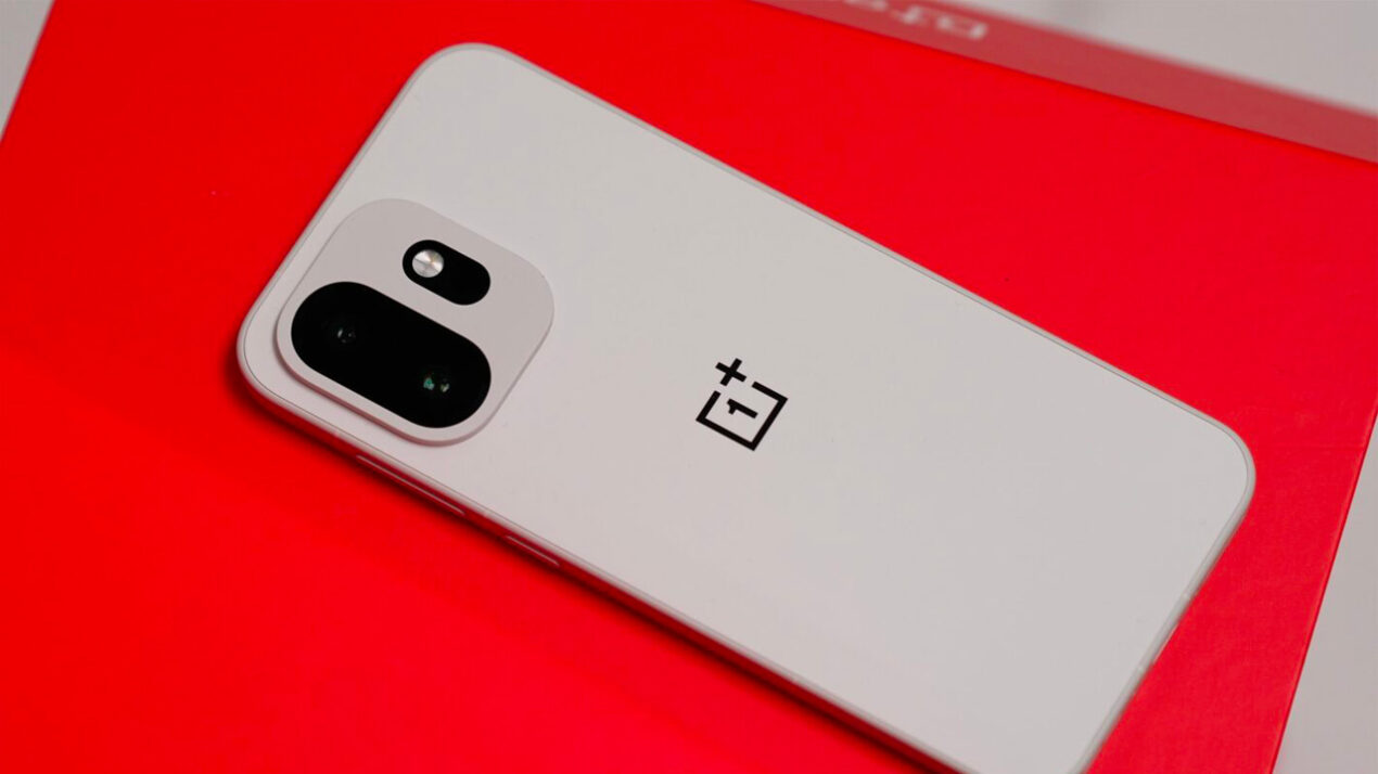 OnePlus 15T si mostra in alcuni scatti dal vivo, a pochi giorni dal lancio