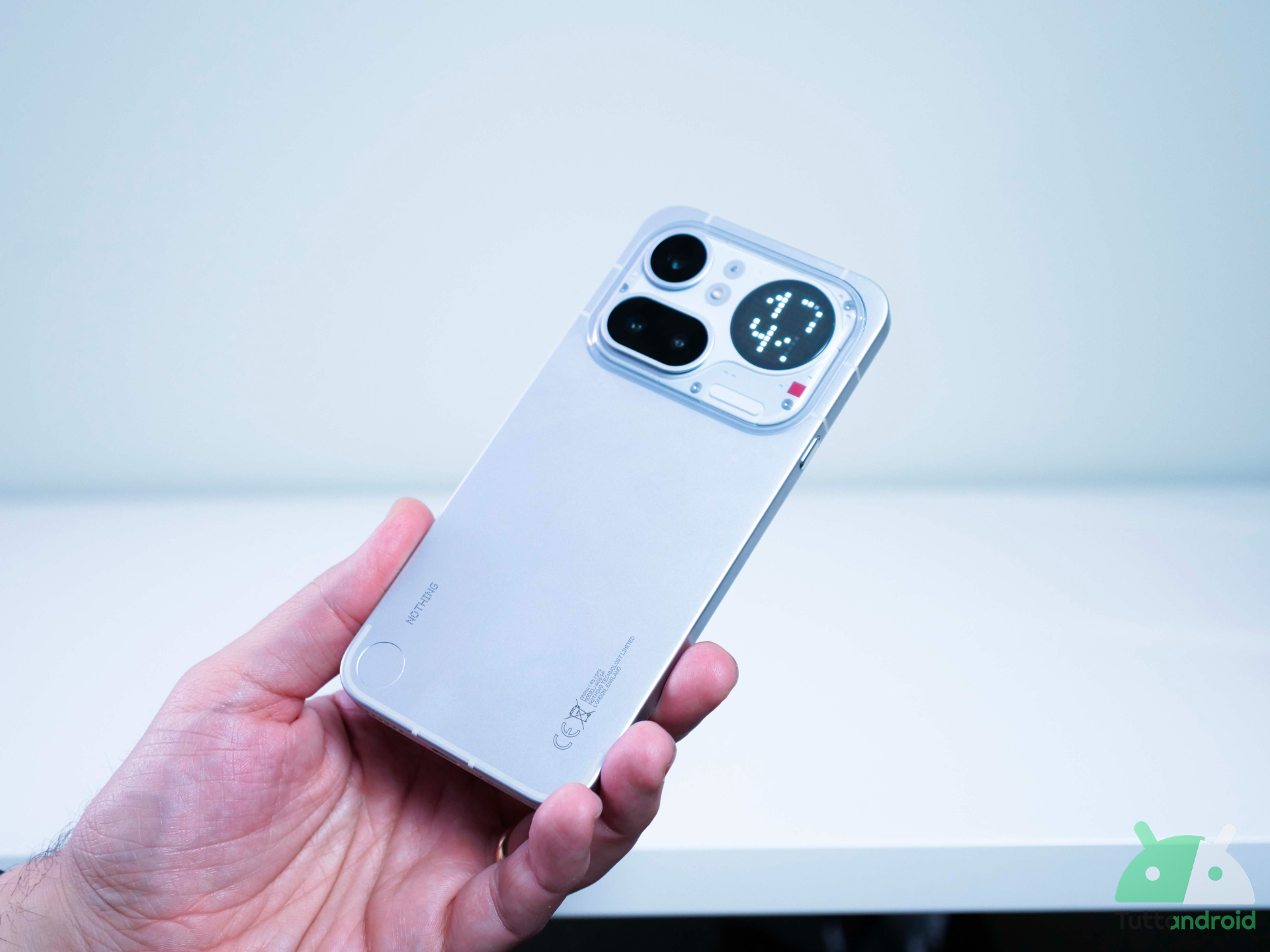 Recensione Nothing Phone (4a) Pro: il futuro ha già una forma e si chiama Nothing