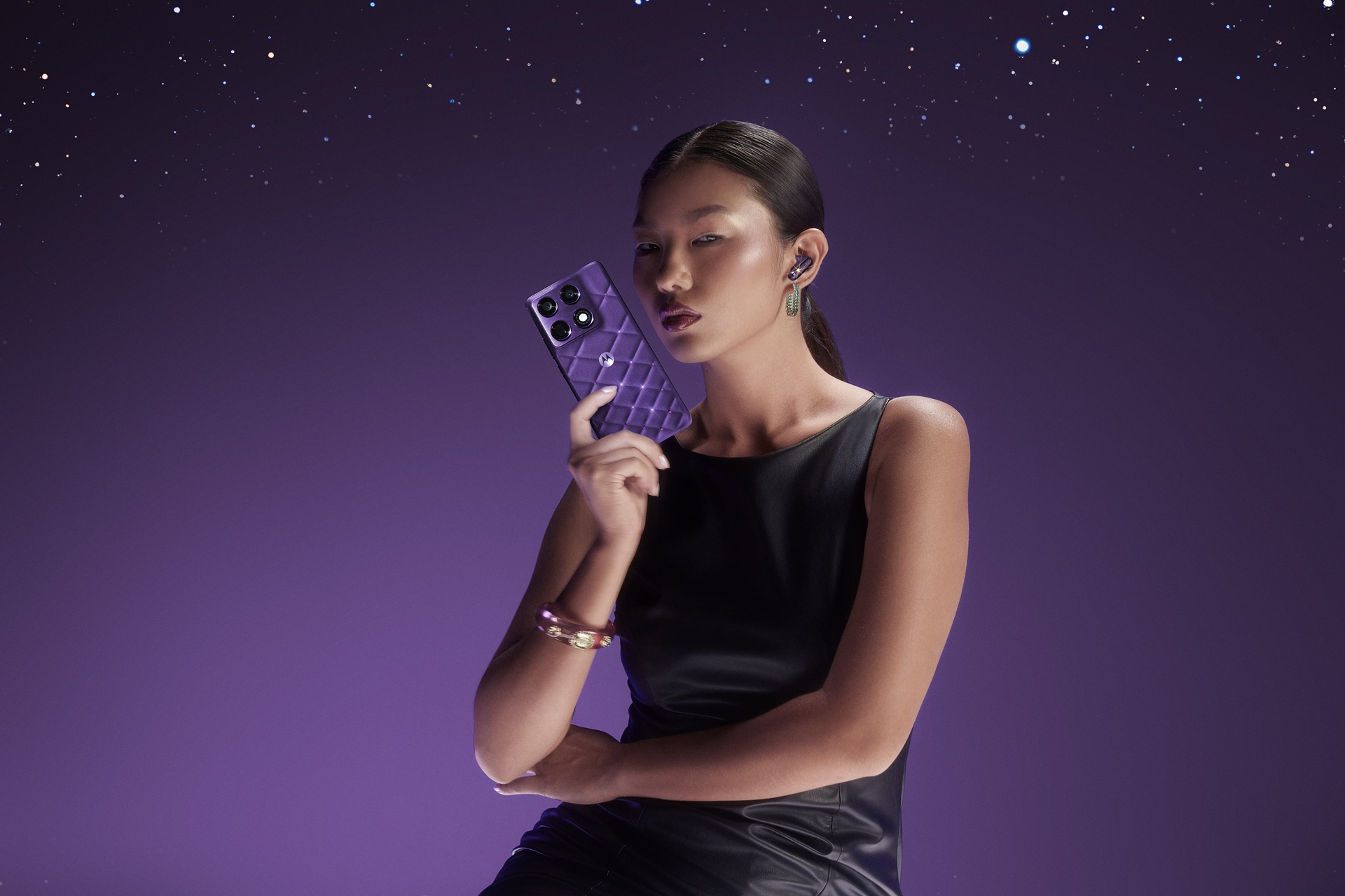 Motorola Brilliant Collection 2026 con Signature e Moto Buds 2 Plus Violet Indigo Hero