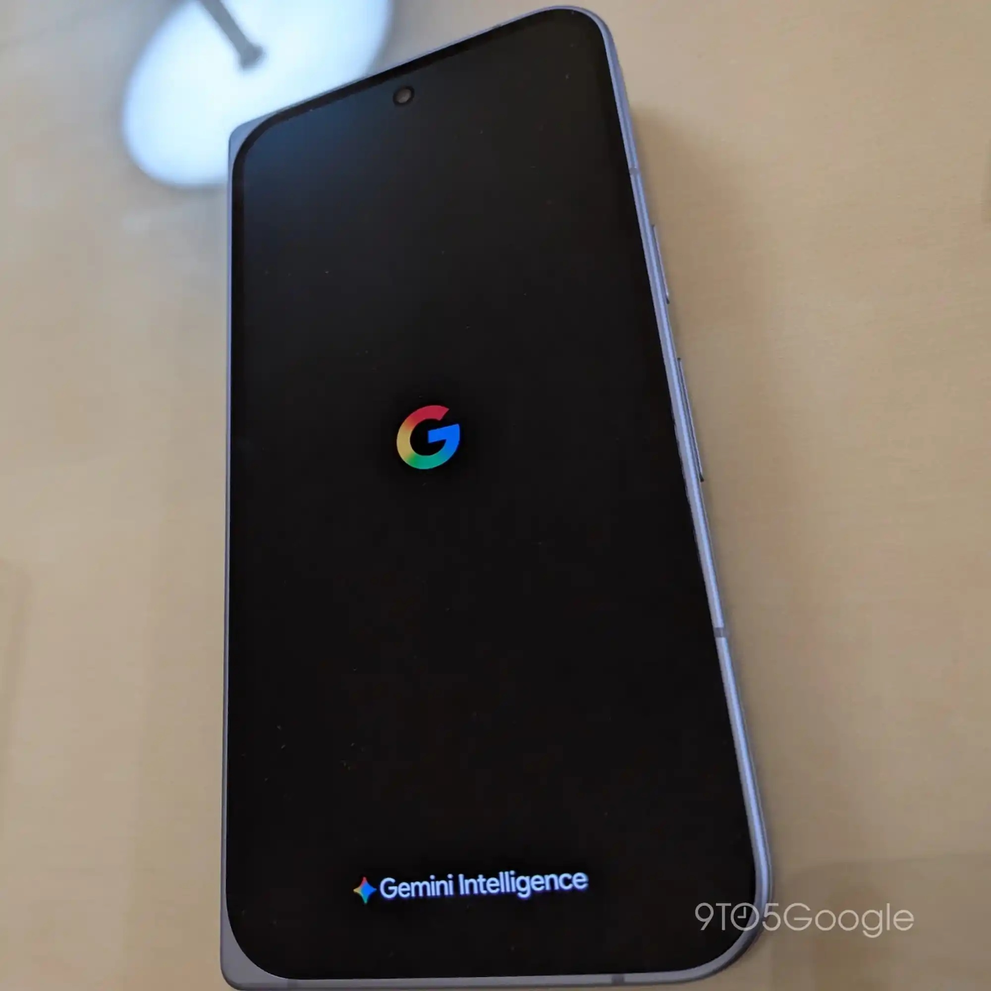 Android 17 QPR1 Beta 5 - Gemini Intelligence logo su Google Pixel 10 Pro Fold 9to5Google