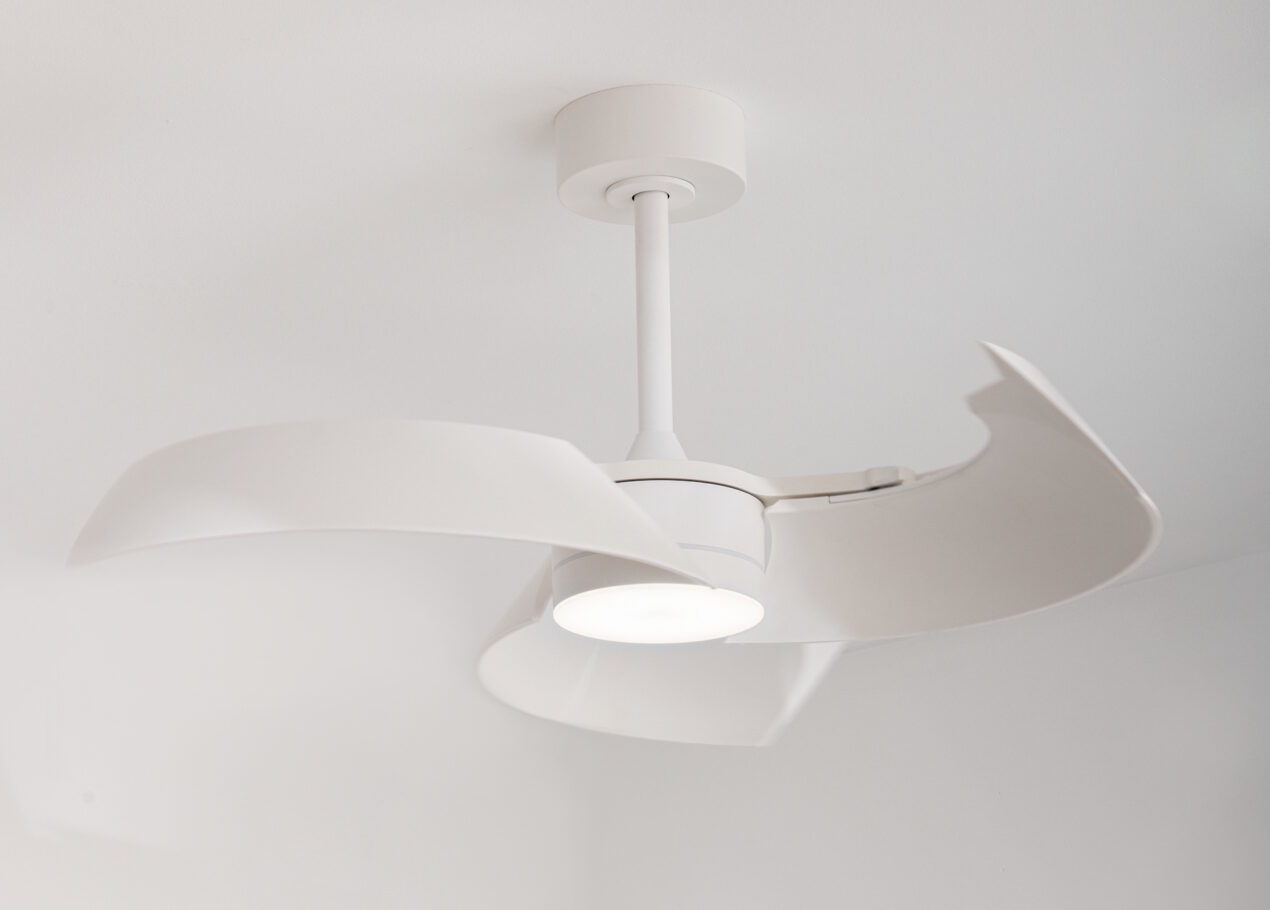 Semplice plafoniera o potente ventilatore smart da soffitto? Cadix è entrambe le cose