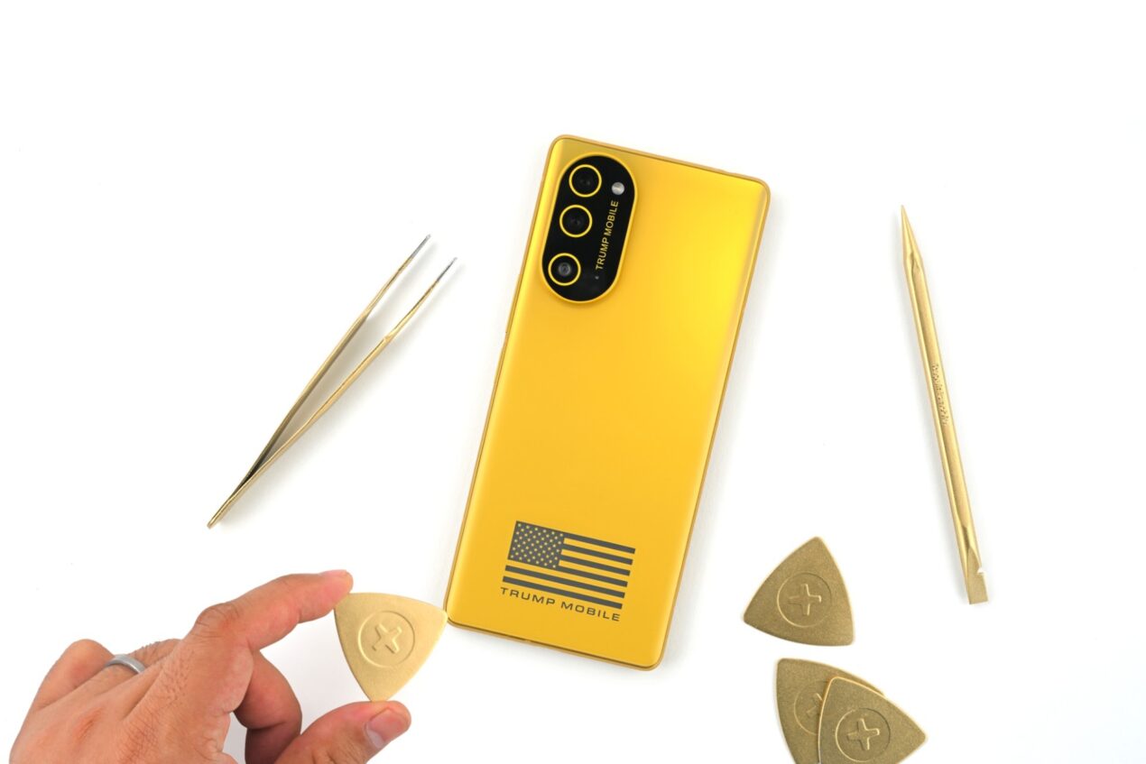 Il teardown condotto da iFixit conferma la vera identità del Trump Mobile T1 Phone