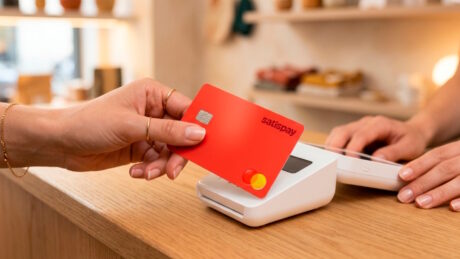 Satispay si allarga: arrivano le carte di debito Mastercard e l’acquisto di azioni ed ETF