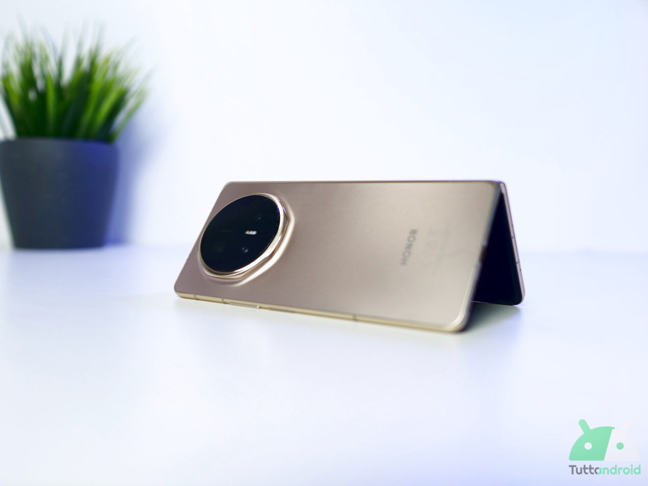 Il pieghevole wide di HONOR potrebbe far impallidire Galaxy Z Fold8 per batteria, mentre spunta il mese di Robot Phone