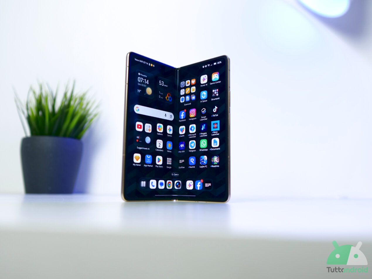 Offerte da urlo per HONOR Magic V6, tra ricchi omaggi e sconti fino a 900 euro