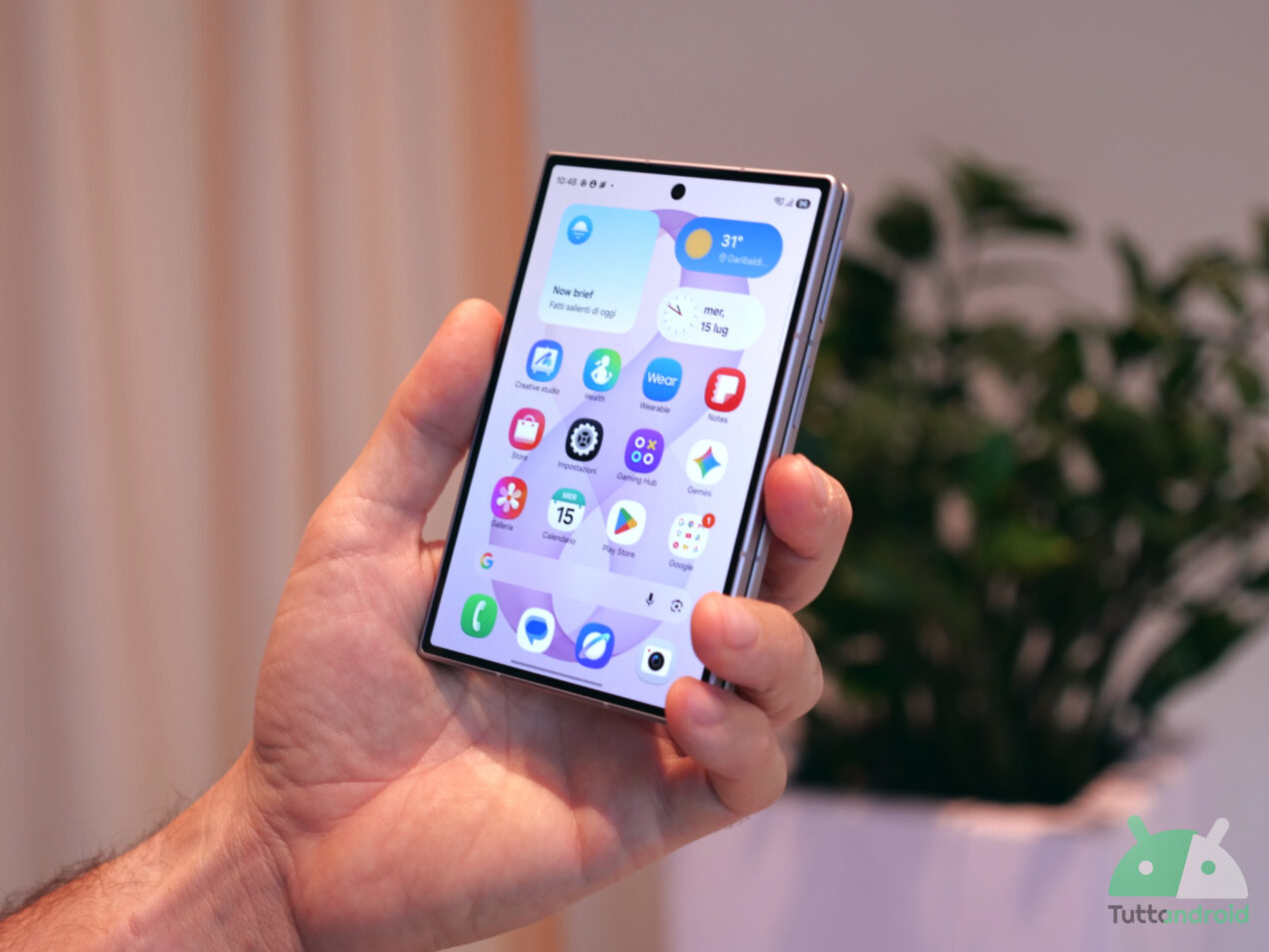 Galaxy Z Fold8 e Z Fold8 Ultra non hanno l'antiriflesso sul display esterno: ecco come rimediare