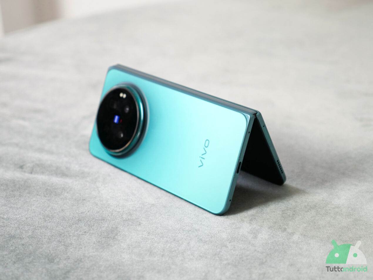 VIVO X Fold6 in anteprima: il pieghevole con fotocamere ZEISS e una batteria monstre