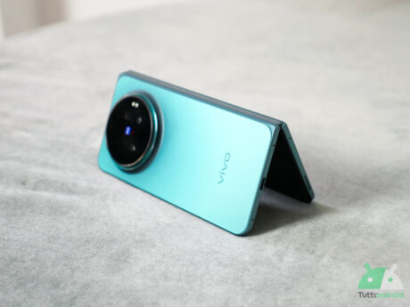 VIVO X Fold6 in anteprima: il pieghevole con fotocamere ZEISS e una batteria monstre