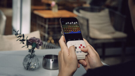8BitDo lancia il FlipPad: il controller a conchiglia arriva finalmente sul mercato