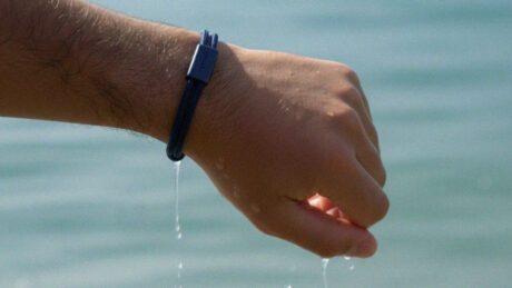 TIM inizia a vendere il bracciale smart Tapster con NFC per pagamenti contactless, acquistabile a rate