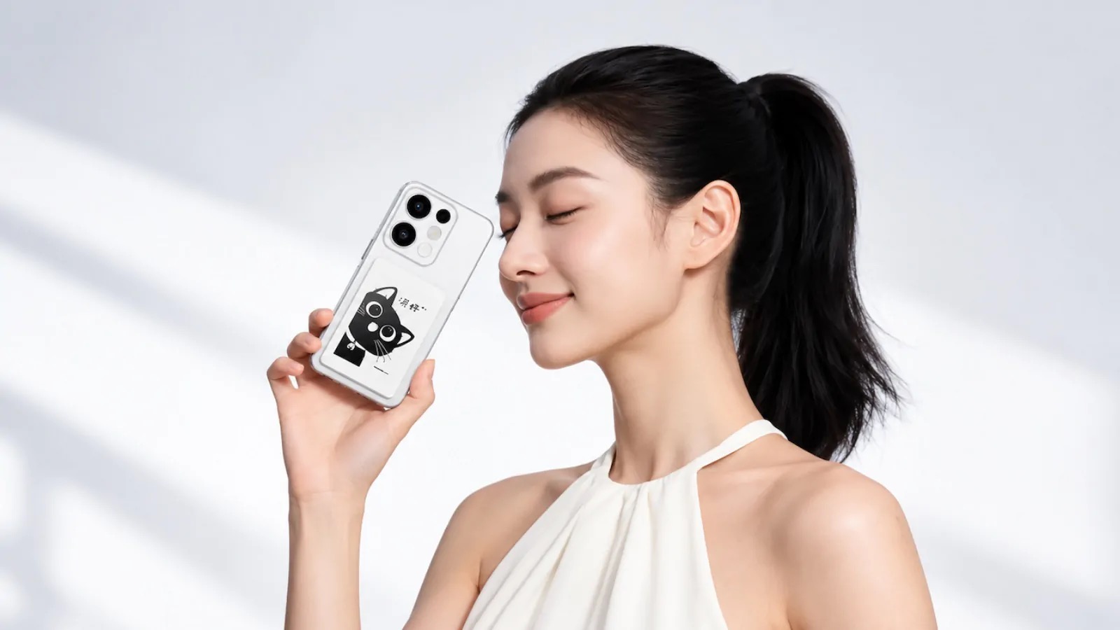 HONOR Life S3 è un mini lettore e-ink da 3,68 pollici che si aggancia al retro dello smartphone