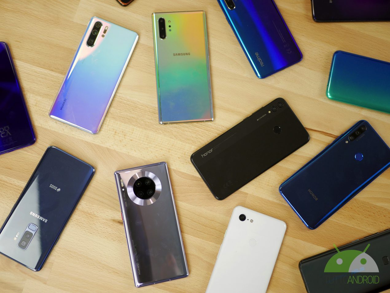 Tracciare gli smartphone per fermare il Coronavirus? Spunta l'idea in Italia