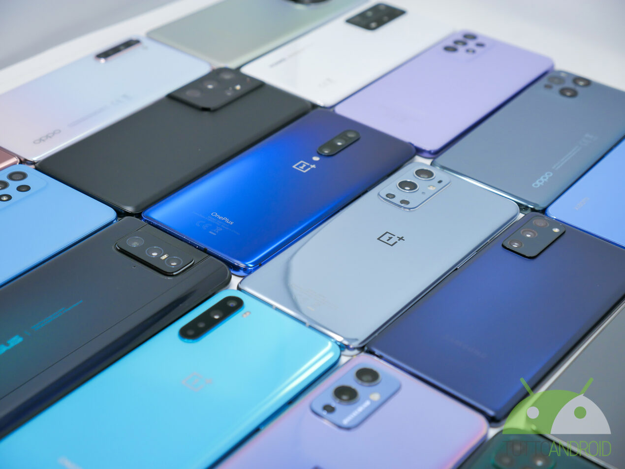 Nuovi aggiornamenti per Samsung Galaxy A53, S20 FE, OnePlus 10 Pro e tanti altri