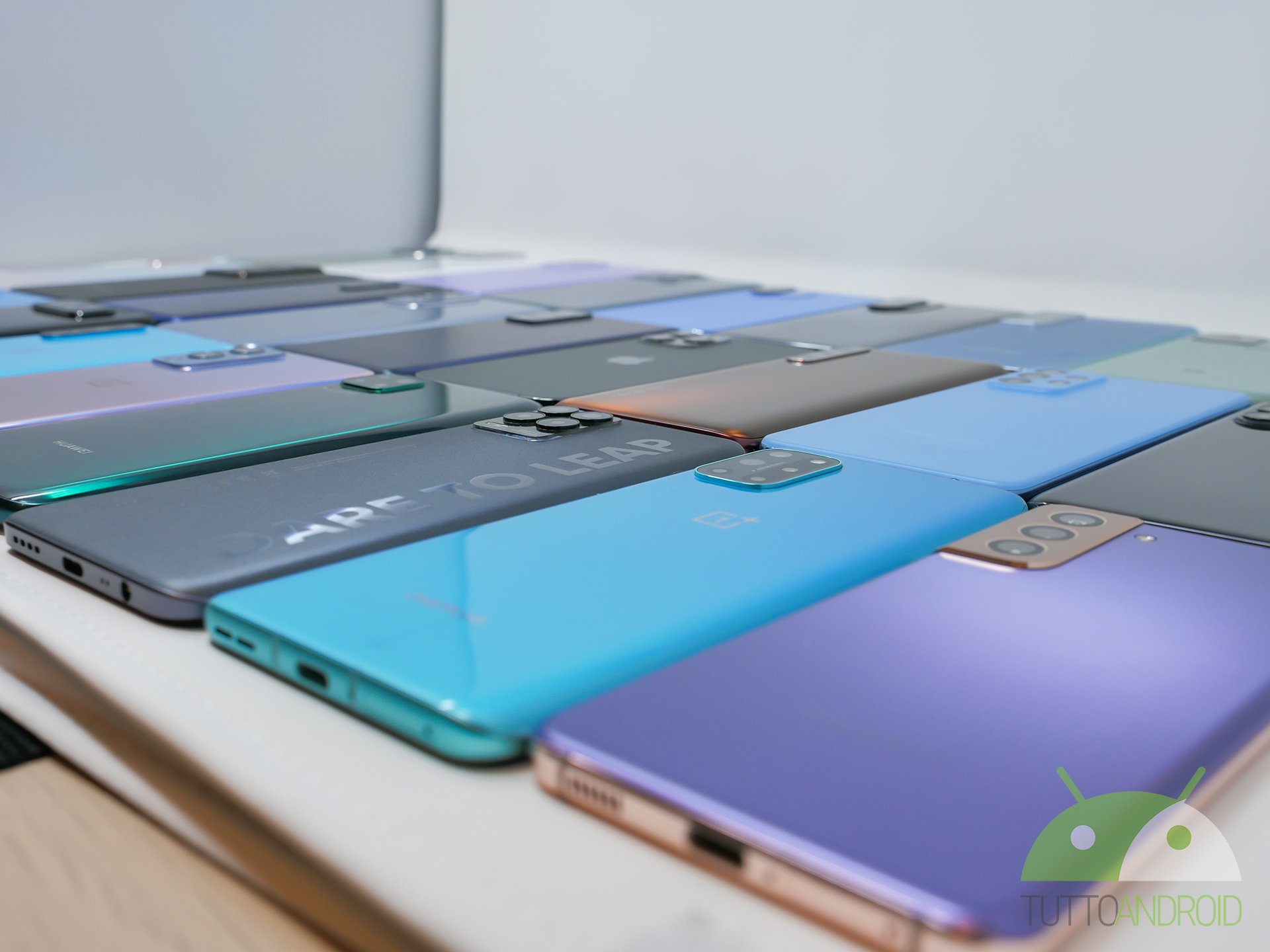 Un mare di aggiornamenti per smartphone Samsung, OnePlus e altri dispositivi