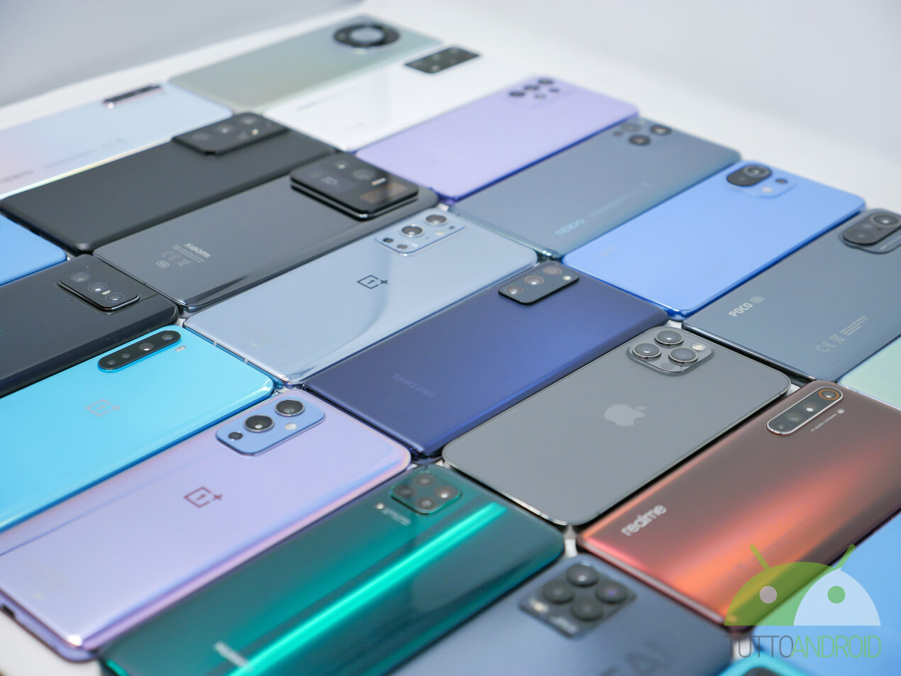 Android 12 per vari OPPO, Sony e Realme e tanti aggiornamenti firmati Samsung