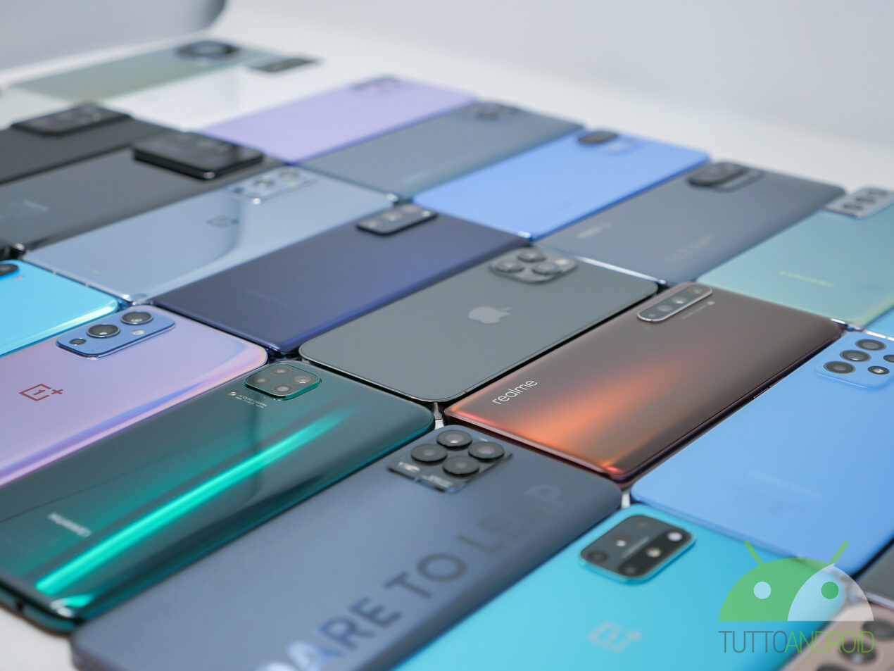 Aggiornamenti per Samsung Galaxy Z Flip, Fold, un Realme e un mucchio di Redmi