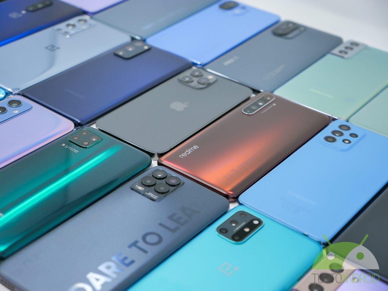 Aggiornamenti per Motorola Moto G100, Nokia 8.3 5G, OnePlus Nord 2 e due Samsung