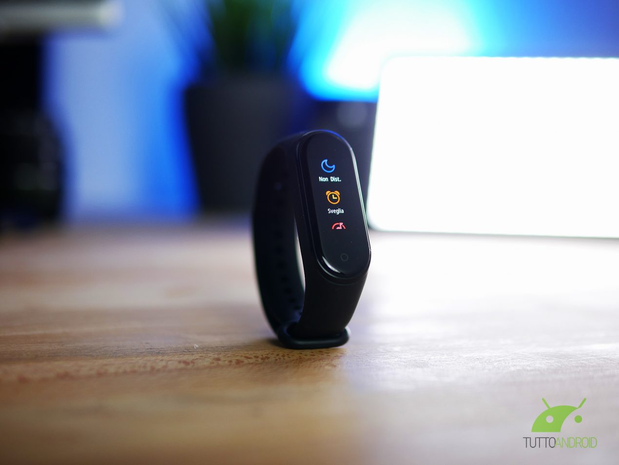 Aggiornate ora Xiaomi Mi Band 4, ci sono la lingua italiana, l'ID Chiamante e il supporto alle emoji